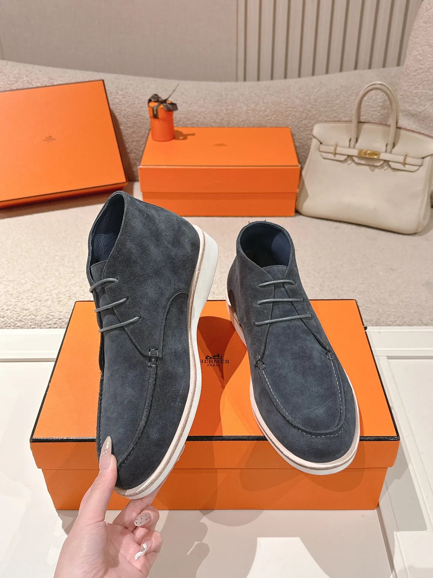 Men's Men's Shoes 660💰 Hermes men's size #26ss calfskin derby shoes, decorated with signature "H Diamant" details for a stylish and casual style. Fabric: Cow suede Lining: Mixed sheep lining Outsole: Genuine leather welt + original TPU Bottom thickness: 3CM Code number: 39-45 (customized at 46.47)